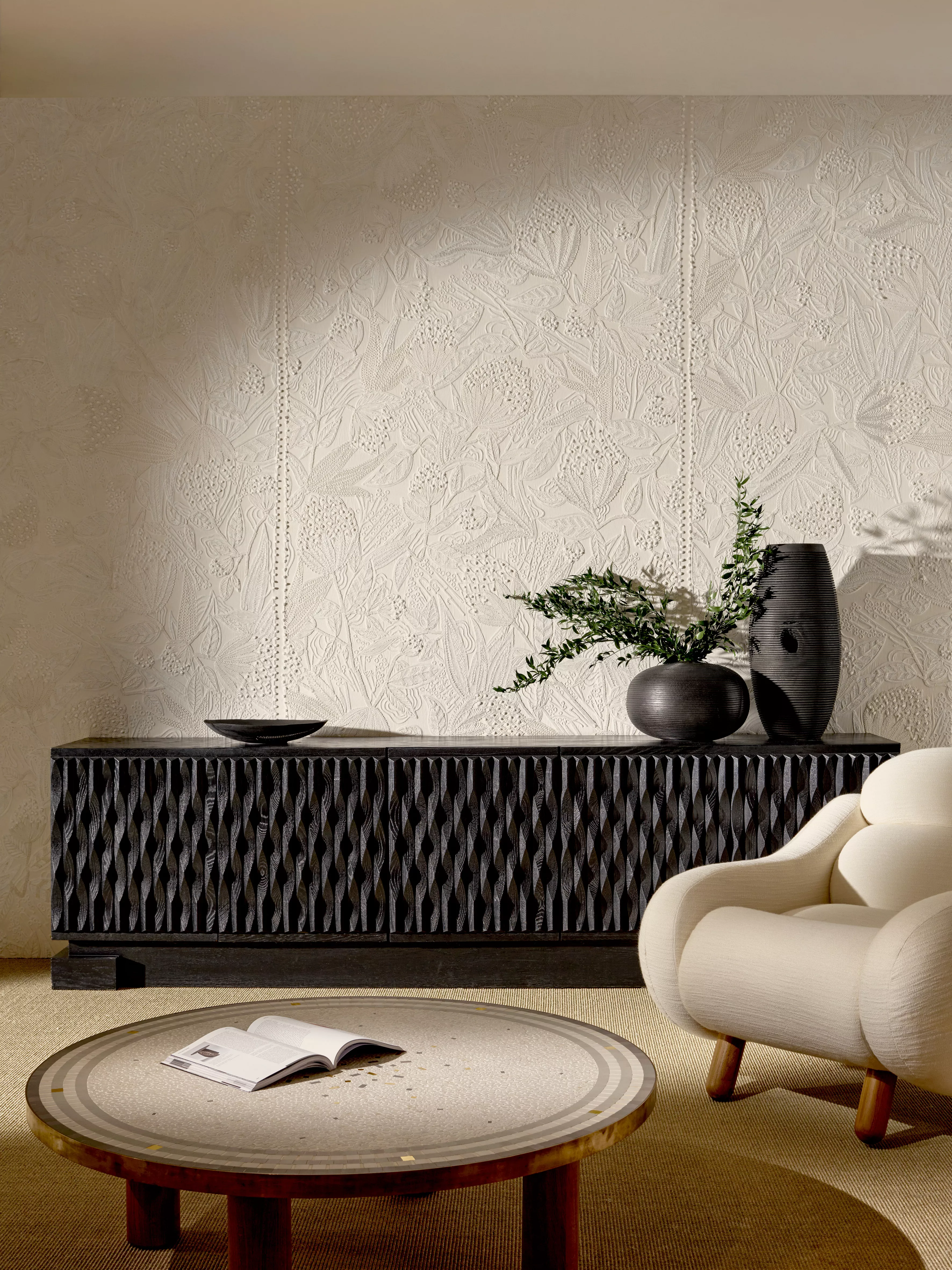 Tapeten-Auswahl im Showroom mit verschiedenen Designs und Materialien
