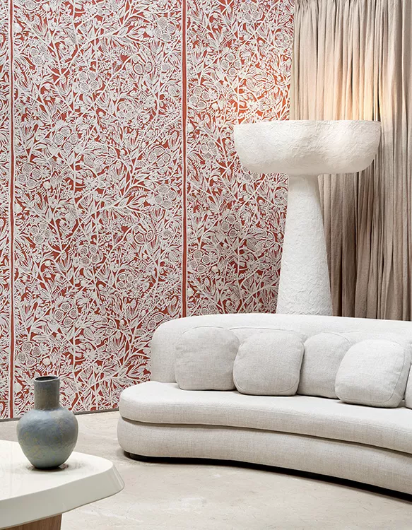 Tapeten-Auswahl im Showroom mit verschiedenen Designs und Materialien